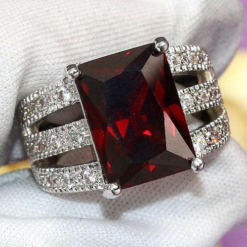 Luxurious And Personalized Zircon Ring